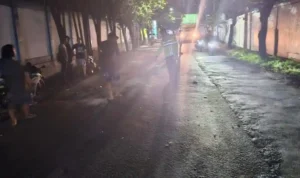 Petugas mengevakuasi korban kecelakaan motor dan truk di Jalan Mayjend Sungkono Gresik