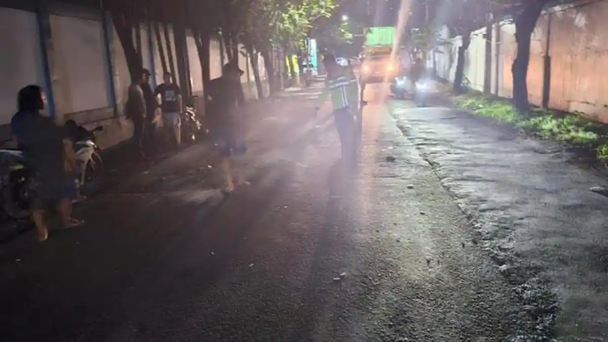 Petugas mengevakuasi korban kecelakaan motor dan truk di Jalan Mayjend Sungkono Gresik