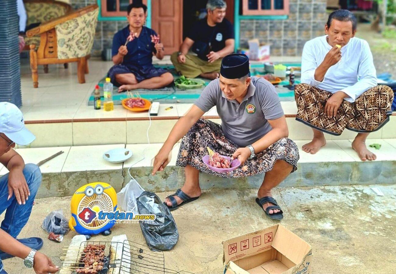 Anggota KJJT Pamekasan mengikuti kegiatan nyate dan makan bersama di Desa Konang, Galis, Pamekasan