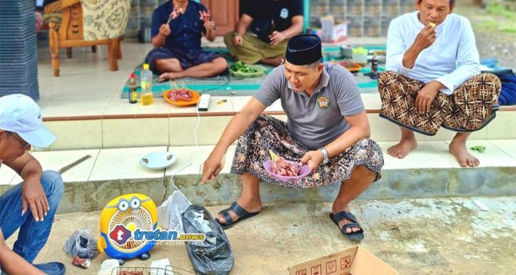 Anggota KJJT Pamekasan mengikuti kegiatan nyate dan makan bersama di Desa Konang, Galis, Pamekasan