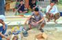 Anggota KJJT Pamekasan mengikuti kegiatan nyate dan makan bersama di Desa Konang, Galis, Pamekasan