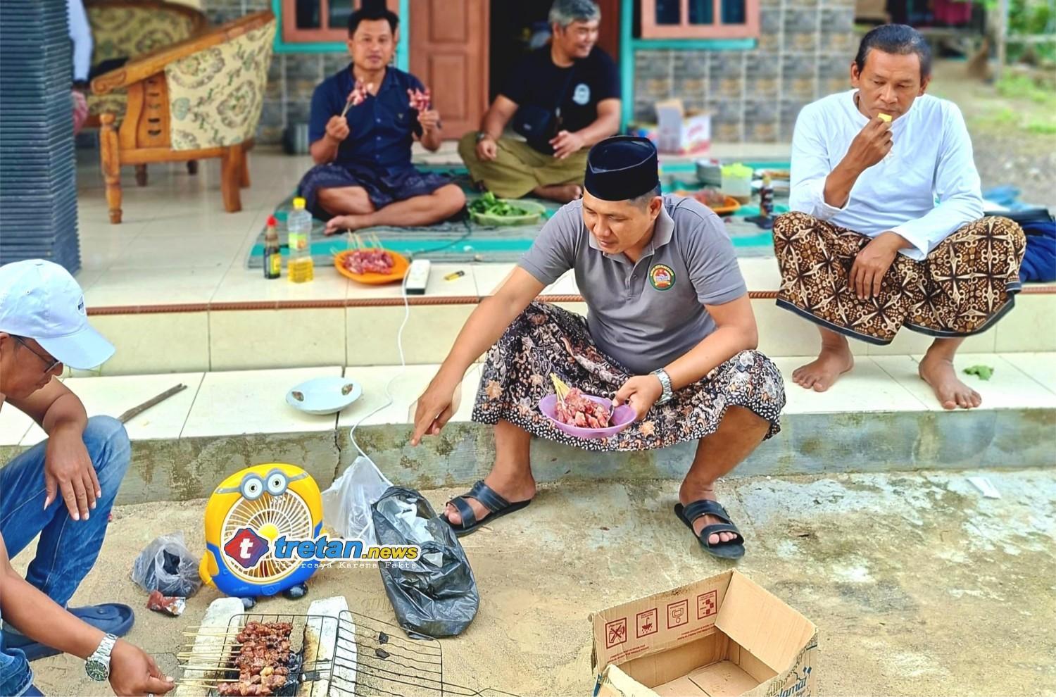 Anggota KJJT Pamekasan mengikuti kegiatan nyate dan makan bersama di Desa Konang, Galis, Pamekasan