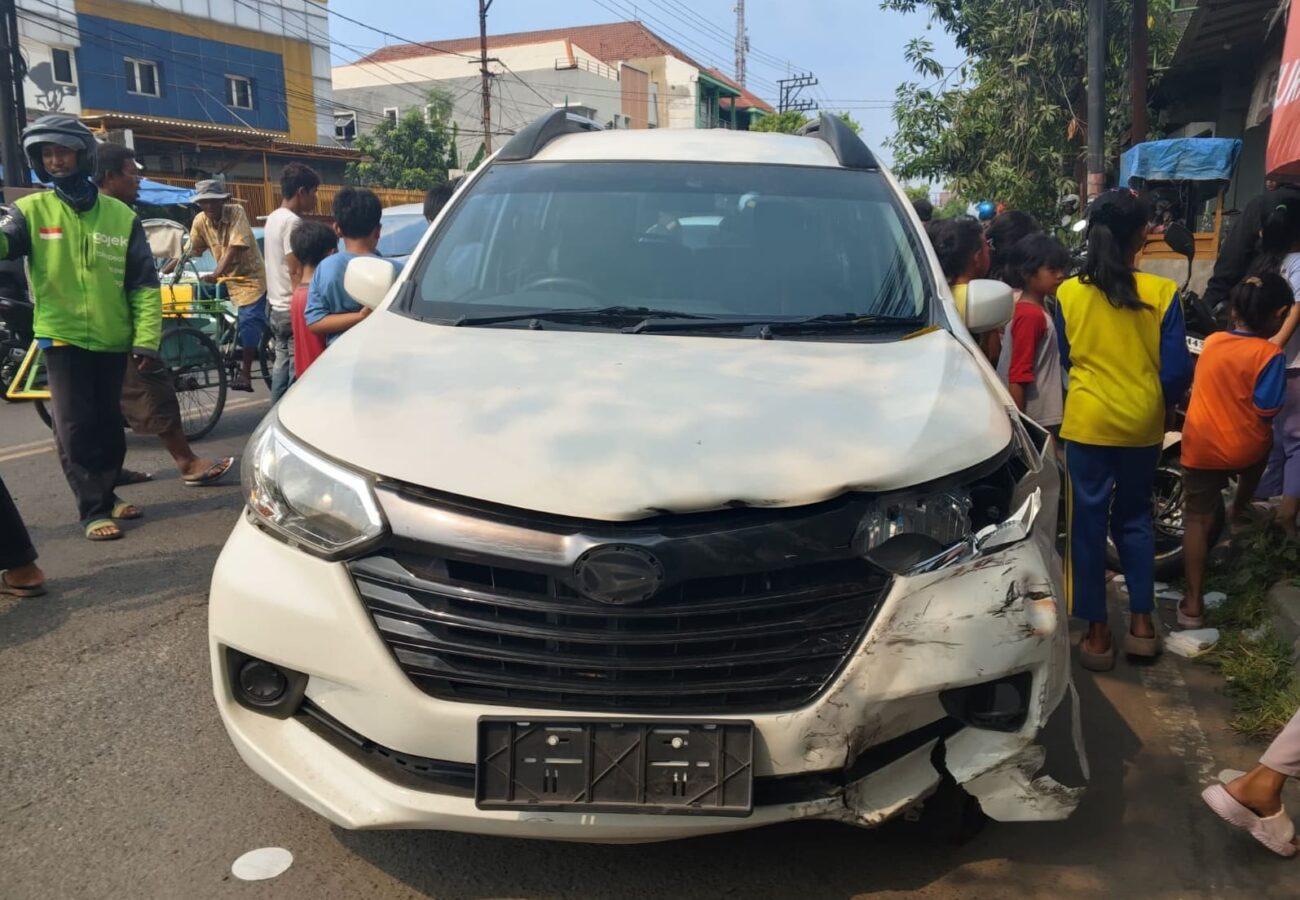 Mobil Avanza menabrak delapan sepeda motor yang parkir di depan Warkop Oxso di Jalan Gubernur Suryo, Gresik.