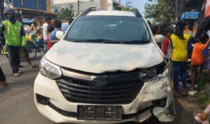 Mobil Avanza menabrak delapan sepeda motor yang parkir di depan Warkop Oxso di Jalan Gubernur Suryo, Gresik.