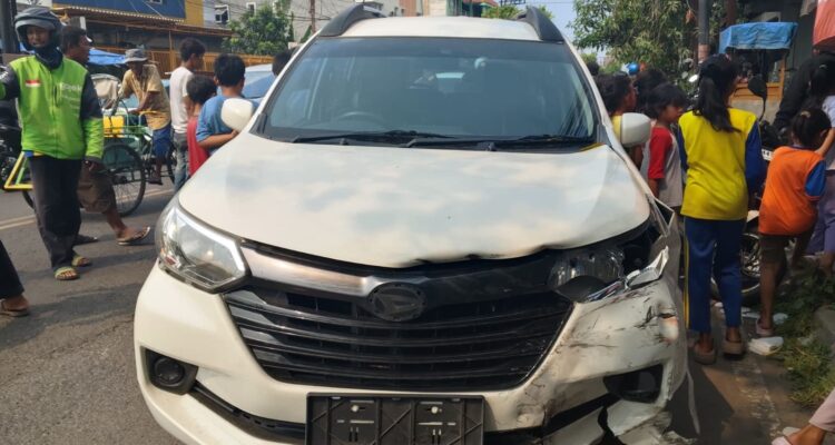 Mobil Avanza menabrak delapan sepeda motor yang parkir di depan Warkop Oxso di Jalan Gubernur Suryo, Gresik.