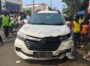 Mobil Avanza menabrak delapan sepeda motor yang parkir di depan Warkop Oxso di Jalan Gubernur Suryo, Gresik.