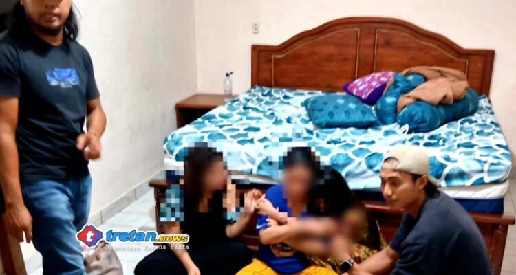 Dua perempuan terduga pelaku pencurian toko emas di Pamekasan diamankan petugas Satreskrim Polres Pamekasan di wilayah NTB