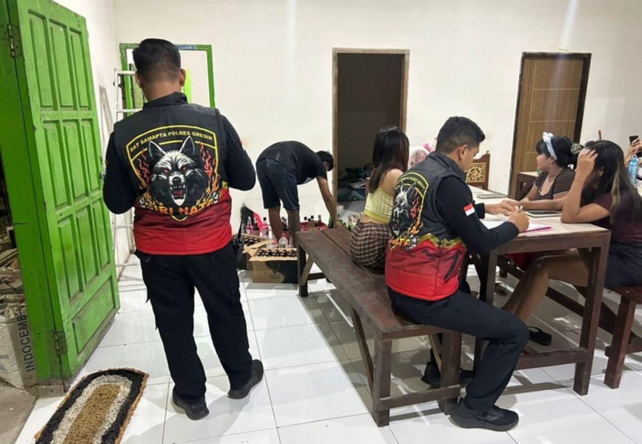 Petugas Polres Gresik menyita puluhan botol minuman keras dari warung remang-remang di Kecamatan Dukun