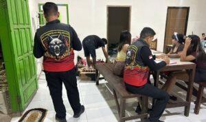 Petugas Polres Gresik menyita puluhan botol minuman keras dari warung remang-remang di Kecamatan Dukun