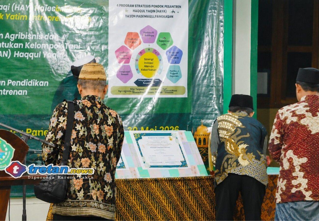 Pengasuh Ponpes Haqqul Yaqin KH Hafifi bersama Bupati Pamekasan dalam peresmian program POPERA, agribisnis, dan kelompok tani santri