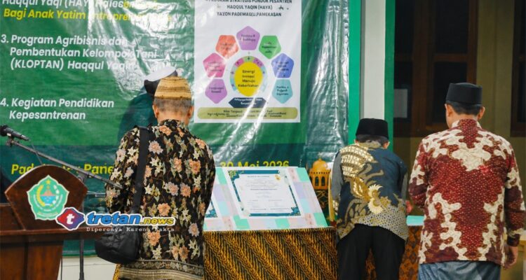Pengasuh Ponpes Haqqul Yaqin KH Hafifi bersama Bupati Pamekasan dalam peresmian program POPERA, agribisnis, dan kelompok tani santri