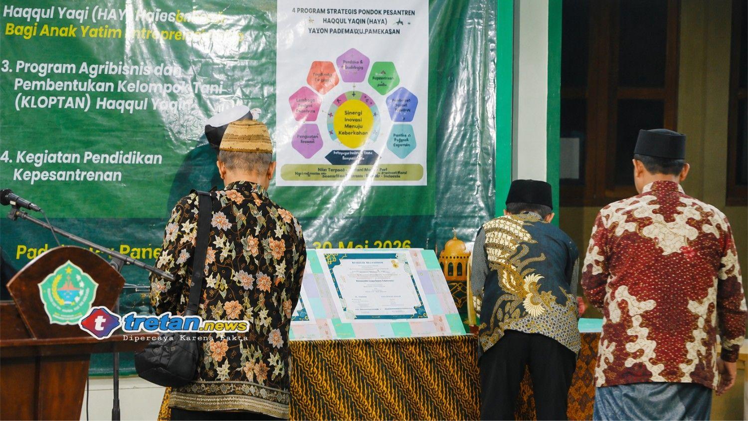 Pengasuh Ponpes Haqqul Yaqin KH Hafifi bersama Bupati Pamekasan dalam peresmian program POPERA, agribisnis, dan kelompok tani santri