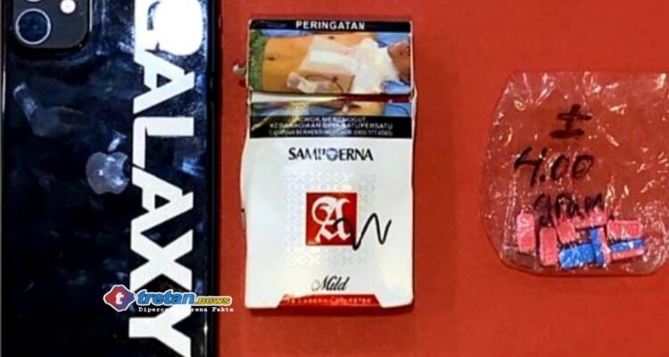 Barang bukti pil ekstasi hasil pengungkapan kasus peredaran narkoba oleh Satresnarkoba Polres Pamekasan di tiga lokasi berbeda