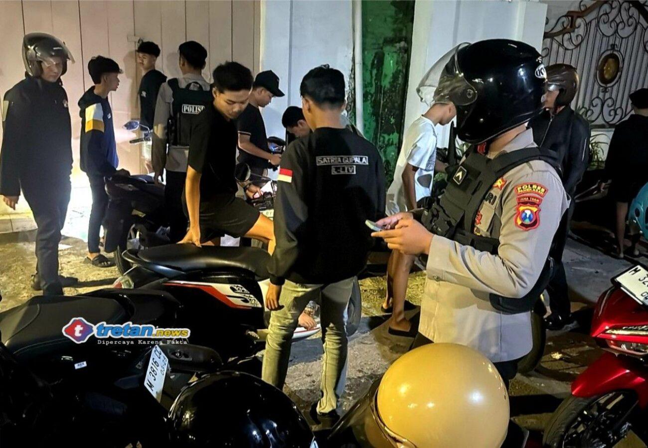 Polres Pamekasan melakukan patroli dan penindakan balap liar saat malam takbiran Iduladha 1447 H di wilayah Kota Pamekasan. Sebanyak 16 sepeda motor berhasil diamankan petugas