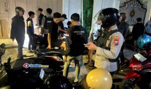 Polres Pamekasan melakukan patroli dan penindakan balap liar saat malam takbiran Iduladha 1447 H di wilayah Kota Pamekasan. Sebanyak 16 sepeda motor berhasil diamankan petugas