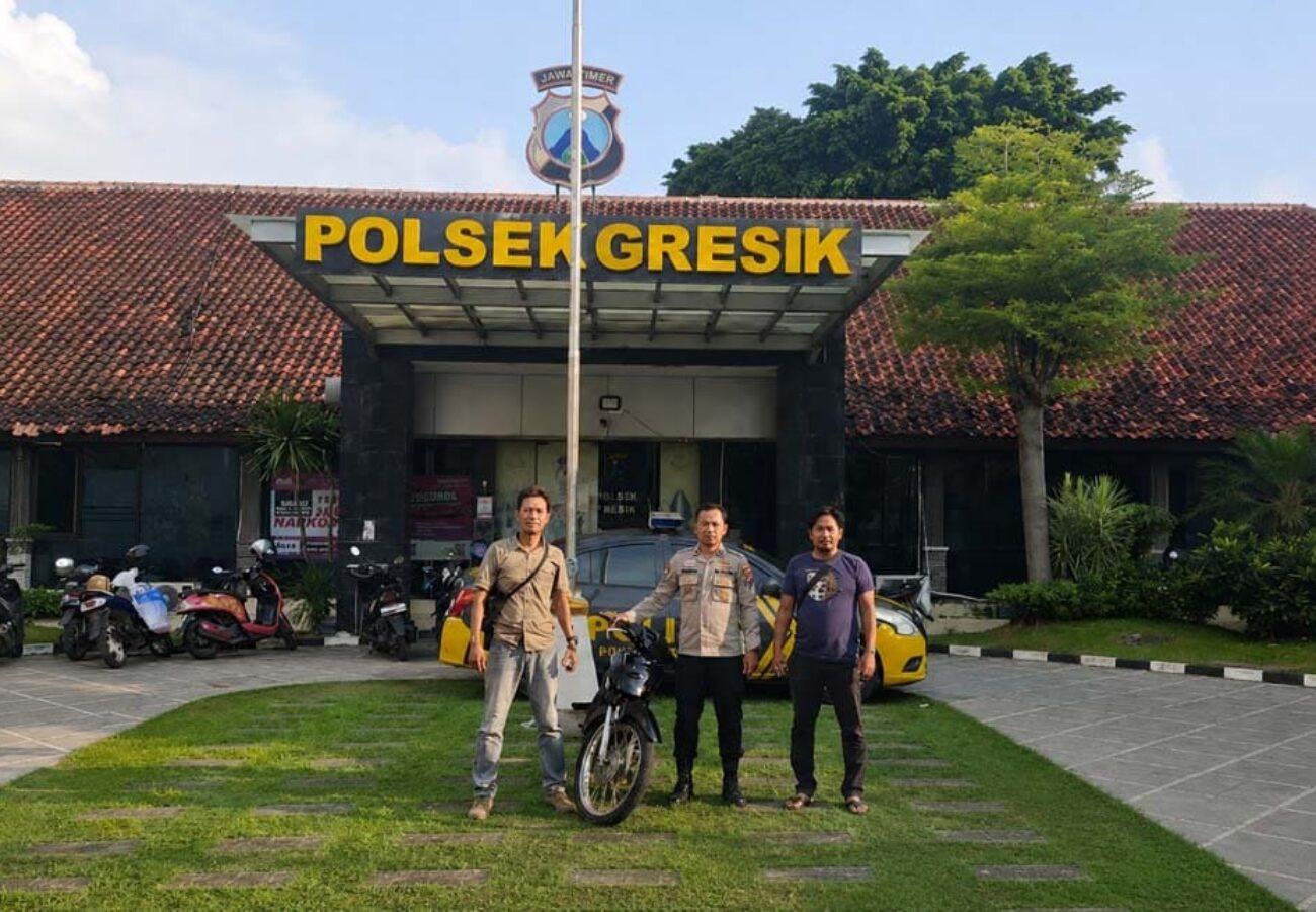 Polisi menunjukkan dua pelaku curanmor yang ditangkap Unit Reskrim Polsek Gresik Kota beserta barang bukti sepeda motor Suzuki Shogun.