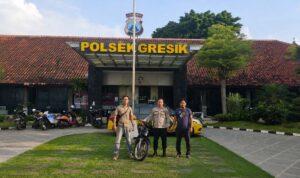 Polisi menunjukkan dua pelaku curanmor yang ditangkap Unit Reskrim Polsek Gresik Kota beserta barang bukti sepeda motor Suzuki Shogun.
