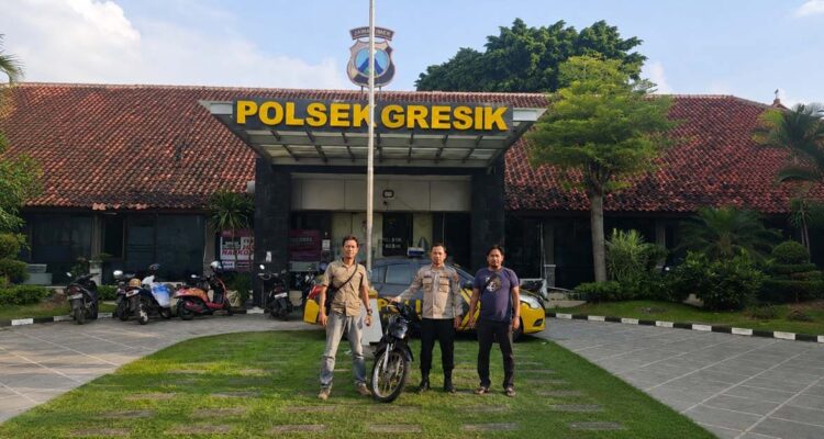 Polisi menunjukkan dua pelaku curanmor yang ditangkap Unit Reskrim Polsek Gresik Kota beserta barang bukti sepeda motor Suzuki Shogun.