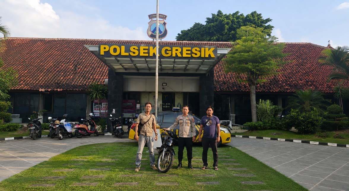Polisi menunjukkan dua pelaku curanmor yang ditangkap Unit Reskrim Polsek Gresik Kota beserta barang bukti sepeda motor Suzuki Shogun.