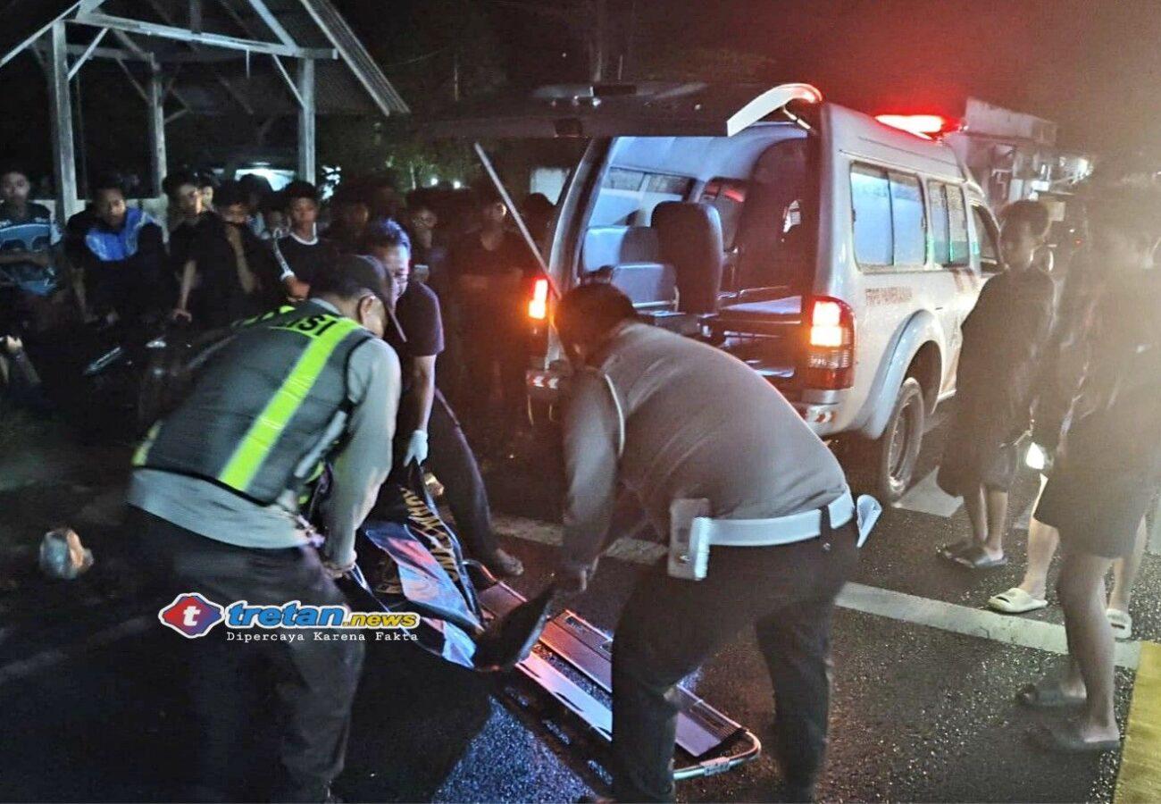 Petugas mengevakuasi korban kecelakaan tabrak lari bus di Jalan Raya Pamekasan-Sumenep, Pamekasan