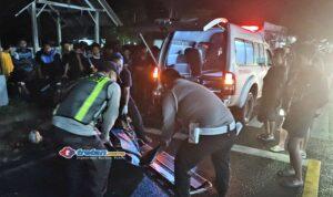 Petugas mengevakuasi korban kecelakaan tabrak lari bus di Jalan Raya Pamekasan-Sumenep, Pamekasan