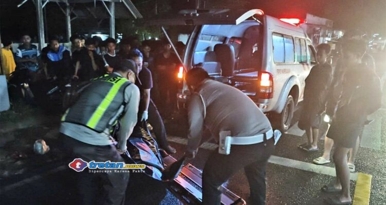 Petugas mengevakuasi korban kecelakaan tabrak lari bus di Jalan Raya Pamekasan-Sumenep, Pamekasan