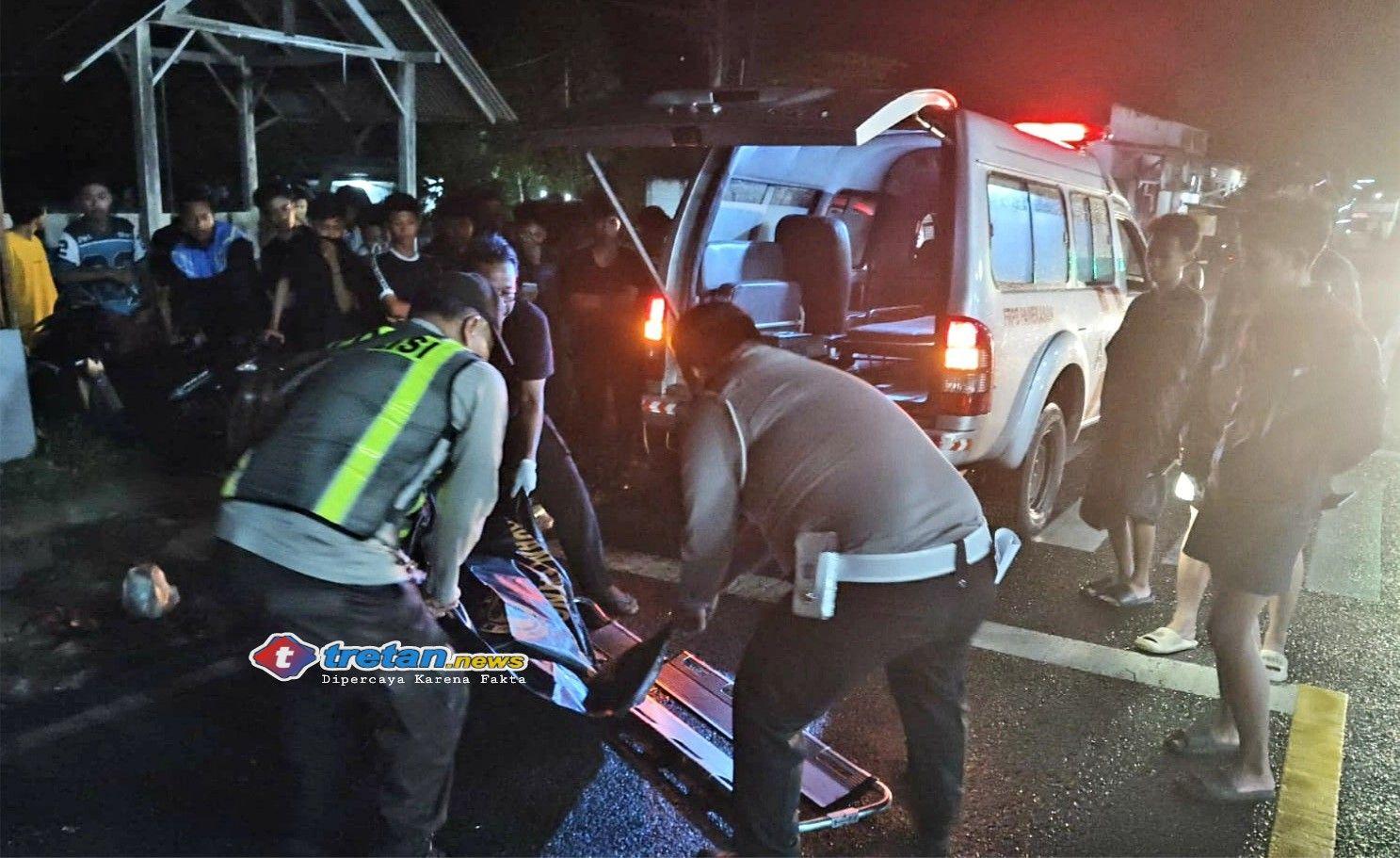 Petugas mengevakuasi korban kecelakaan tabrak lari bus di Jalan Raya Pamekasan-Sumenep, Pamekasan