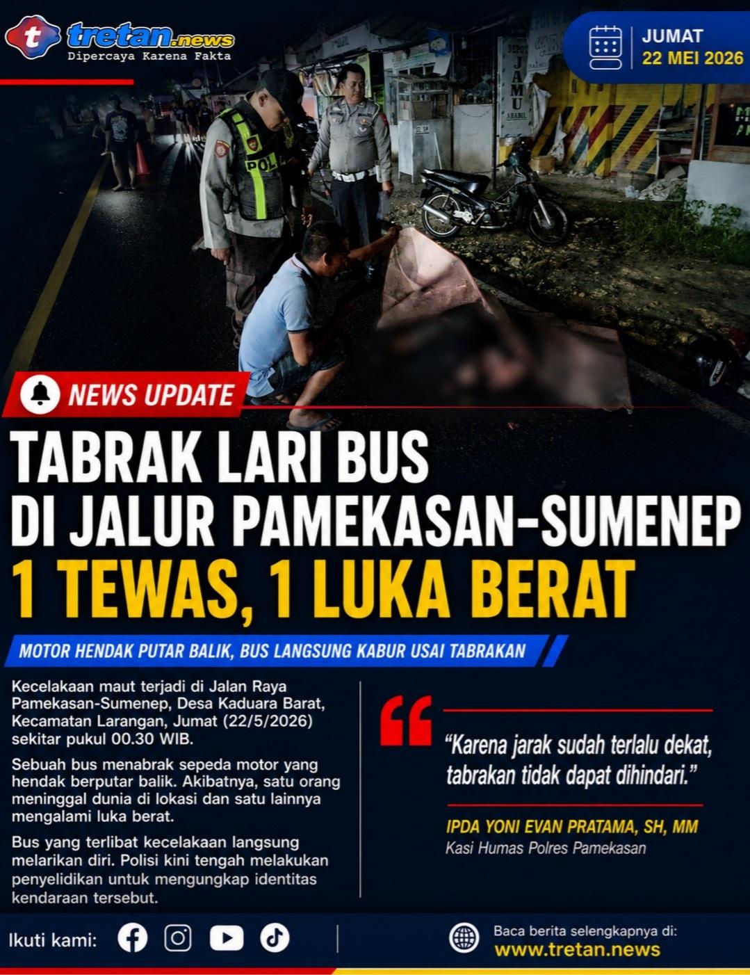 Petugas mengevakuasi korban kecelakaan tabrak lari bus di Jalan Raya Pamekasan-Sumenep, Pamekasan.