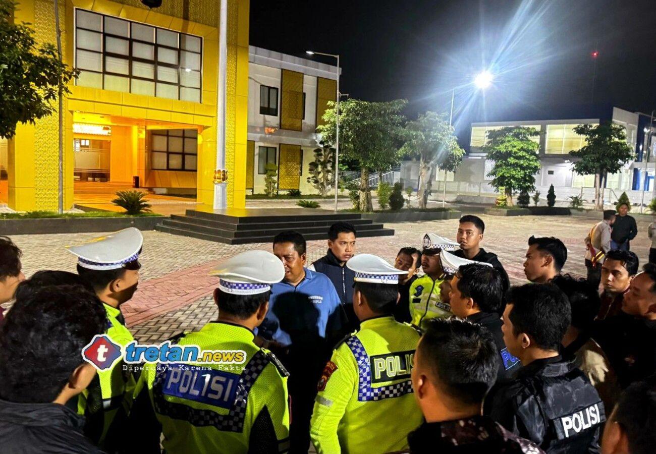 Personel Tim Hunting Polres Pamekasan mengikuti apel konsolidasi patroli malam untuk menekan balap liar dan pelanggaran lalu lintas di Kabupaten Pamekasan