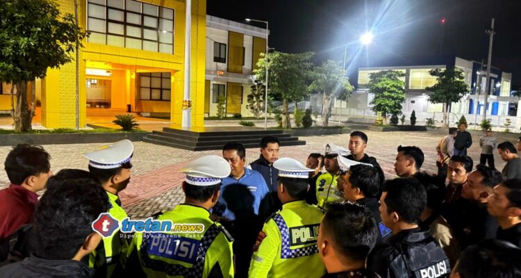 Personel Tim Hunting Polres Pamekasan mengikuti apel konsolidasi patroli malam untuk menekan balap liar dan pelanggaran lalu lintas di Kabupaten Pamekasan