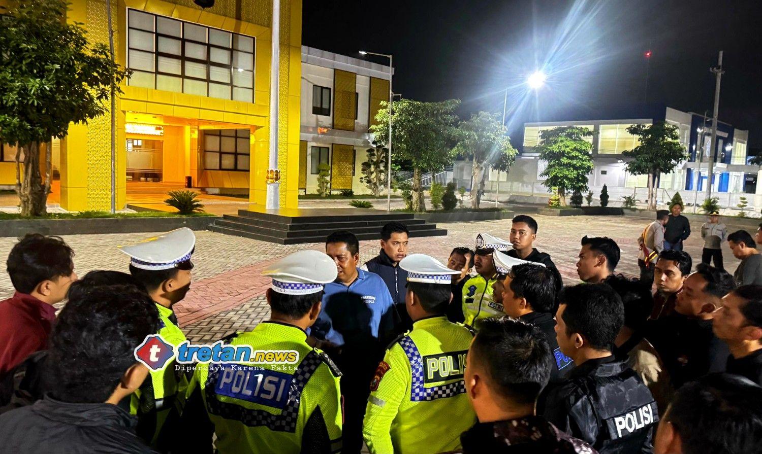Personel Tim Hunting Polres Pamekasan mengikuti apel konsolidasi patroli malam untuk menekan balap liar dan pelanggaran lalu lintas di Kabupaten Pamekasan