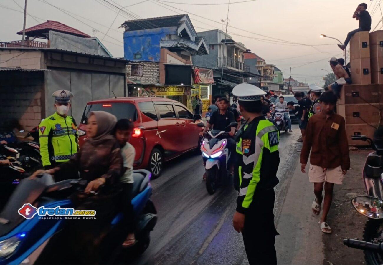 Petugas kepolisian mengatur lalu lintas saat tradisi Per-Peran di Kecamatan Tlanakan, Kabupaten Pamekasan