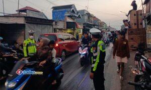 Petugas kepolisian mengatur lalu lintas saat tradisi Per-Peran di Kecamatan Tlanakan, Kabupaten Pamekasan