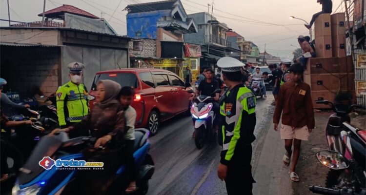 Petugas kepolisian mengatur lalu lintas saat tradisi Per-Peran di Kecamatan Tlanakan, Kabupaten Pamekasan