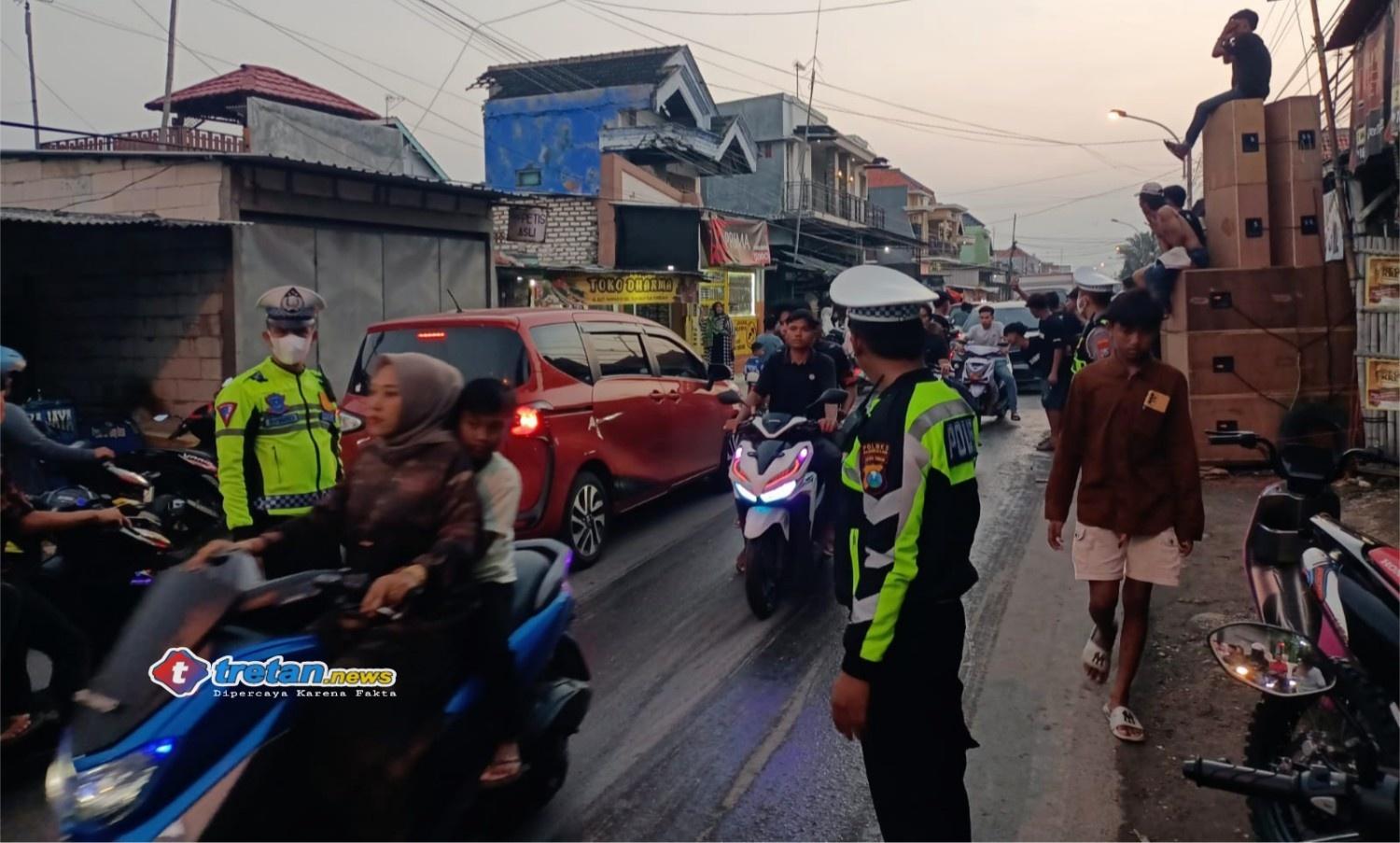 Petugas kepolisian mengatur lalu lintas saat tradisi Per-Peran di Kecamatan Tlanakan, Kabupaten Pamekasan