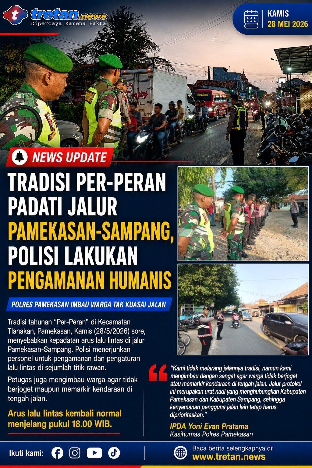 Petugas kepolisian mengatur lalu lintas saat tradisi Per-Peran di Kecamatan Tlanakan, Kabupaten Pamekasan.