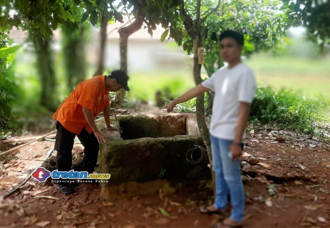Petugas kepolisian melakukan olah TKP di lokasi warga Batumarmar Pamekasan yang meninggal dunia setelah tercebur ke dalam sumur