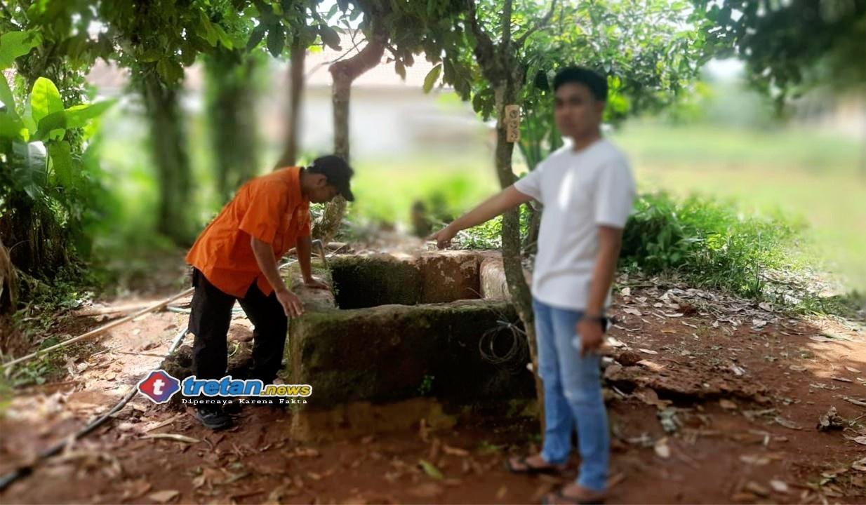 Petugas kepolisian melakukan olah TKP di lokasi warga Batumarmar Pamekasan yang meninggal dunia setelah tercebur ke dalam sumur