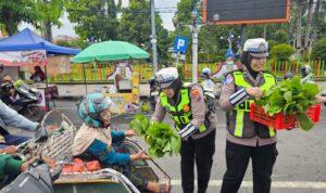 Cara Unik Satlantas Sampang Bagikan Sayur Gratis Ajak Warga Taat Berlalu Lintas (Mam)
