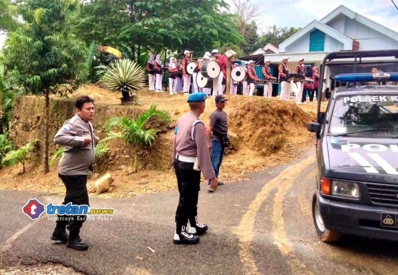 Polsek Kadur mengawal karnaval pendidikan di Pamekasan
