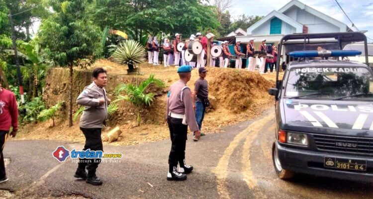 Polsek Kadur mengawal karnaval pendidikan di Pamekasan