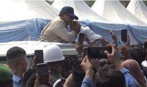 Momen Prabowo saat gendong dan cium kening balita saat kunjungan di sampang (Mam)