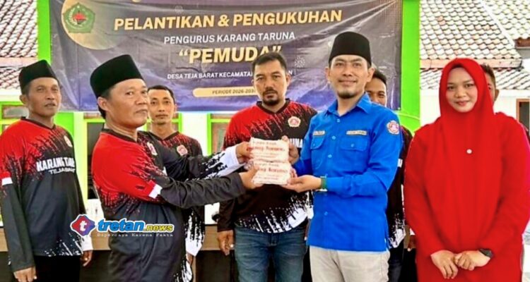Pemuda Karang Taruna Desa Teja Barat memproduksi tempe lokal mandiri di Pamekasan