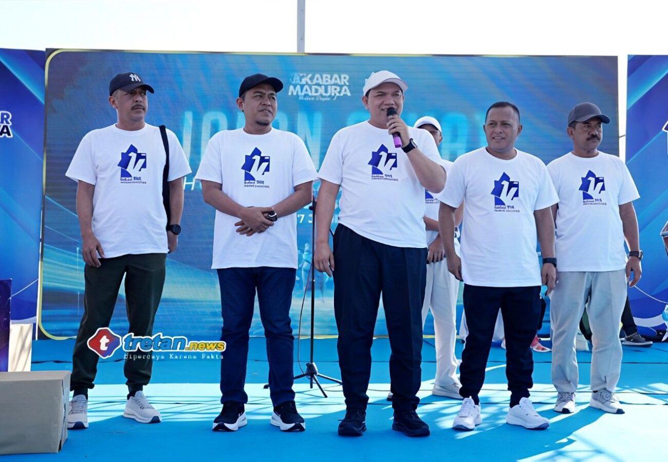 Achsanul Qosasi saat memberikan sambutan pada HUT ke-14 Kabar Madura di Pamekasan