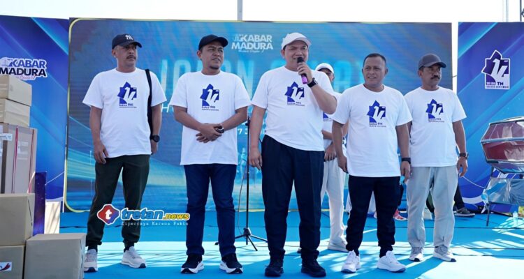 achsanul-qosasi-hut-ke-14-kabar-madura-pamekasan Achsanul Qosasi saat memberikan sambutan pada HUT ke-14 Kabar Madura di Pamekasan