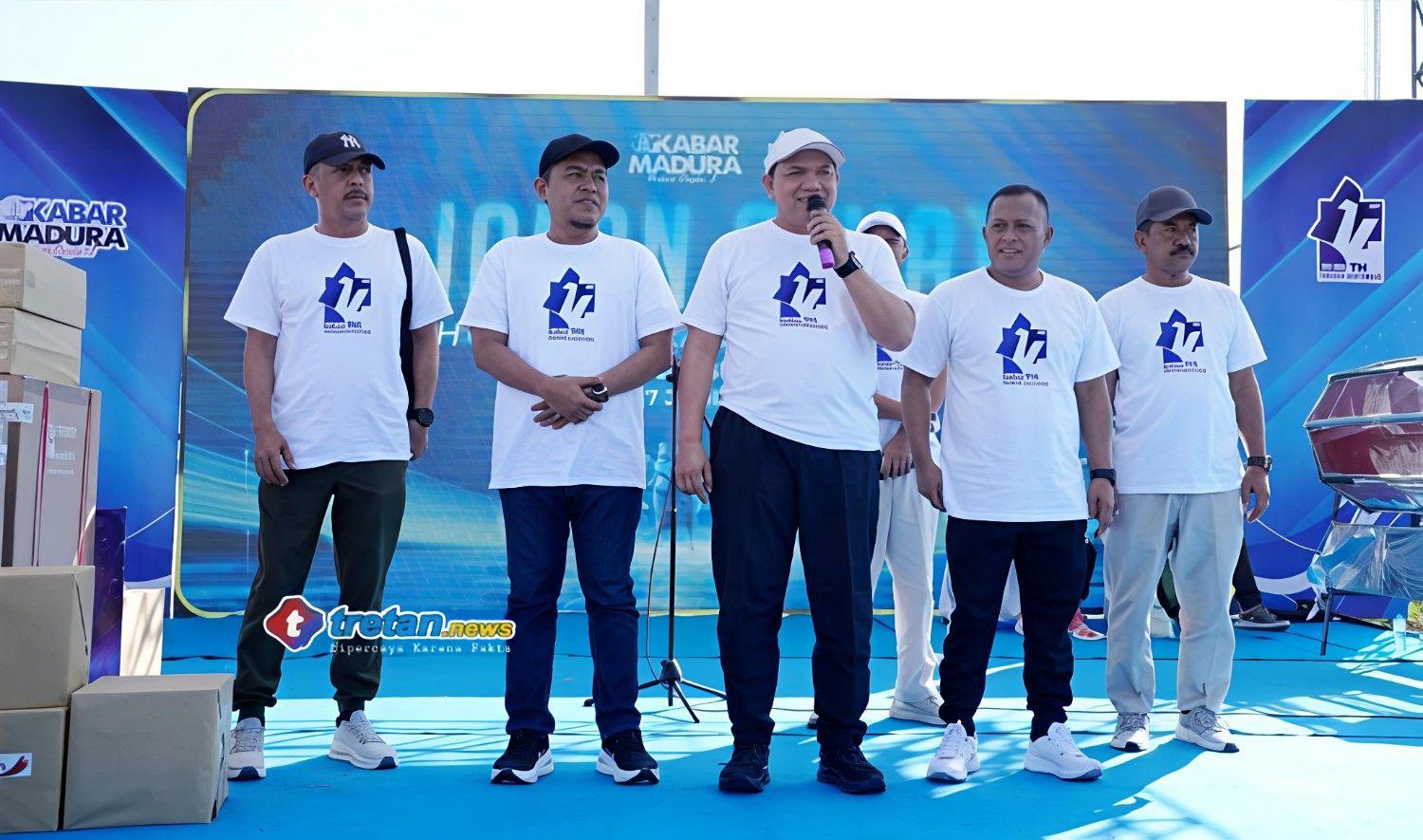 Achsanul Qosasi saat memberikan sambutan pada HUT ke-14 Kabar Madura di Pamekasan