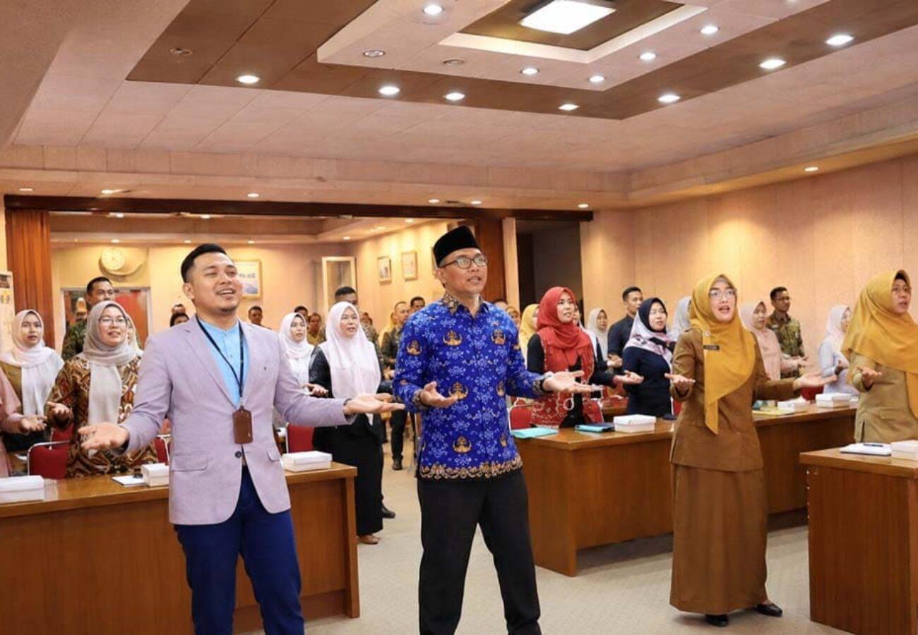Peserta mengikuti pembekalan Program Bunda Puspa Kabupaten Gresik tahun 2026 untuk meningkatkan pemberdayaan perempuan dan ekonomi keluarga.