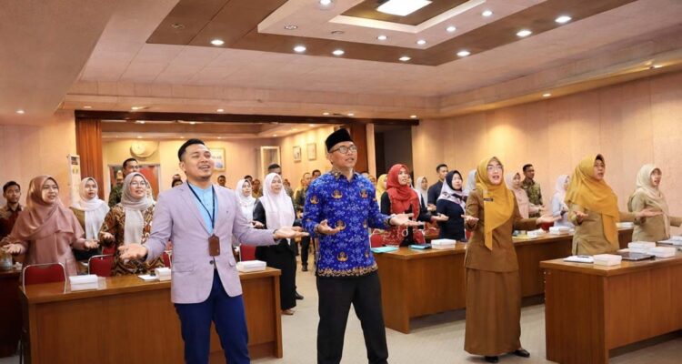 Peserta mengikuti pembekalan Program Bunda Puspa Kabupaten Gresik tahun 2026 untuk meningkatkan pemberdayaan perempuan dan ekonomi keluarga.