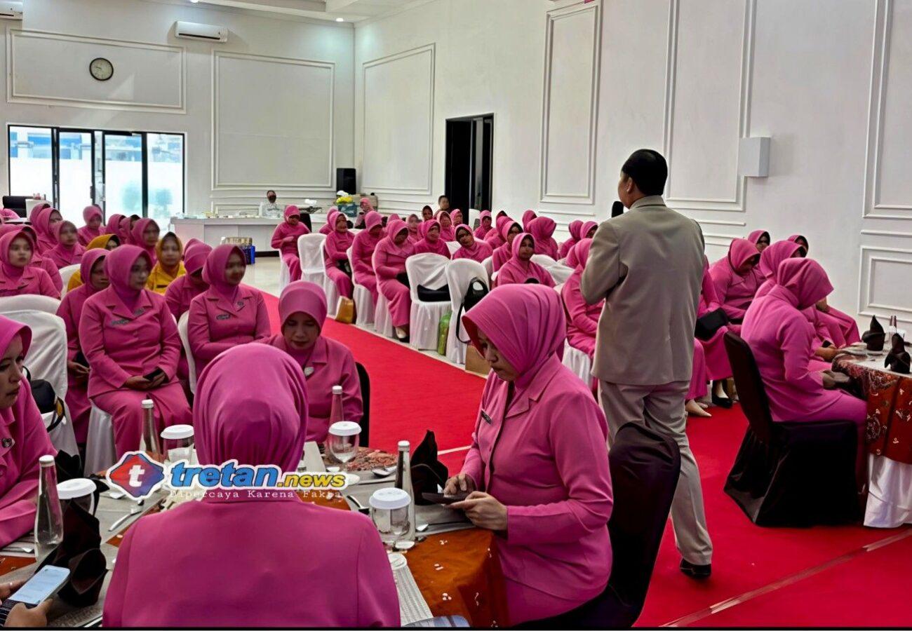 Bhayangkari Polres Pamekasan saat mengikuti pelatihan table manner