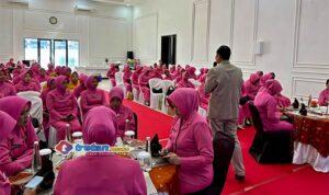 Bhayangkari Polres Pamekasan saat mengikuti pelatihan table manner